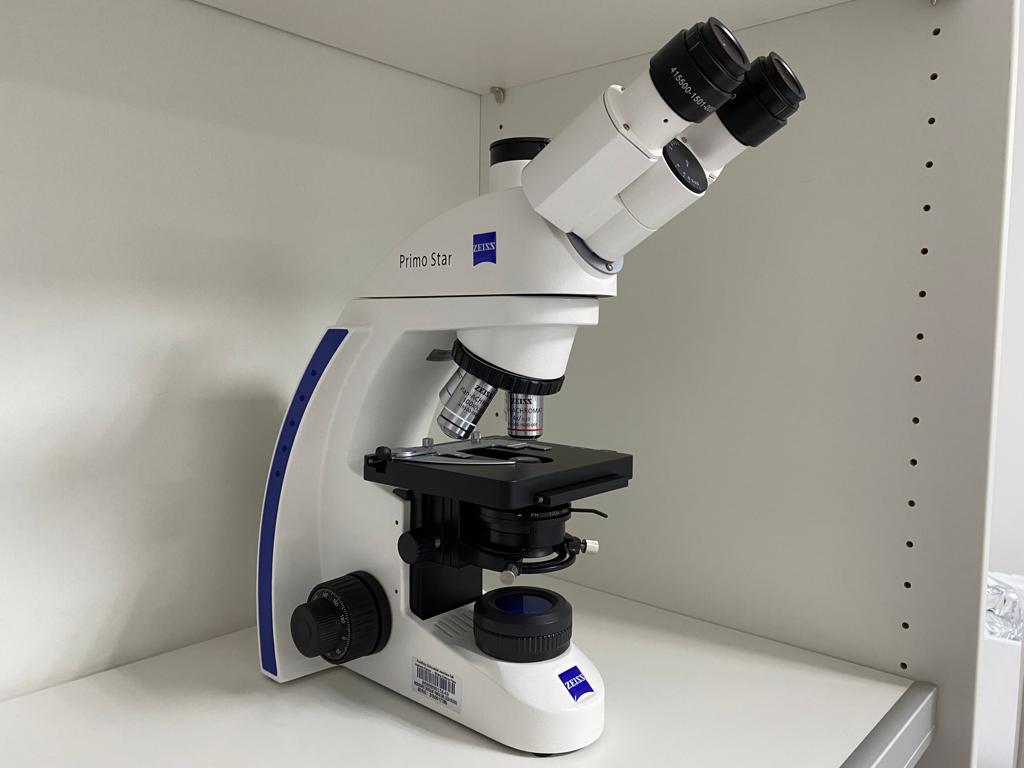 Microscopio óptico Primo Star Zeiss Pontificia Universidad Javeriana